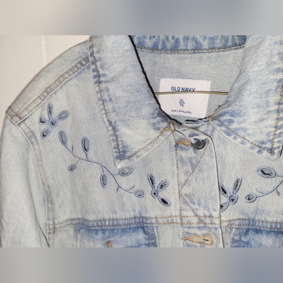 Old navy light wash denim jean jacket size xl eyelet floral - Picture 2 of 4